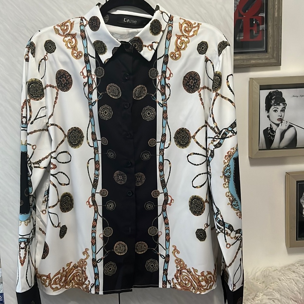 Camisa de vestir estampada azul con  blanco y dorado negro